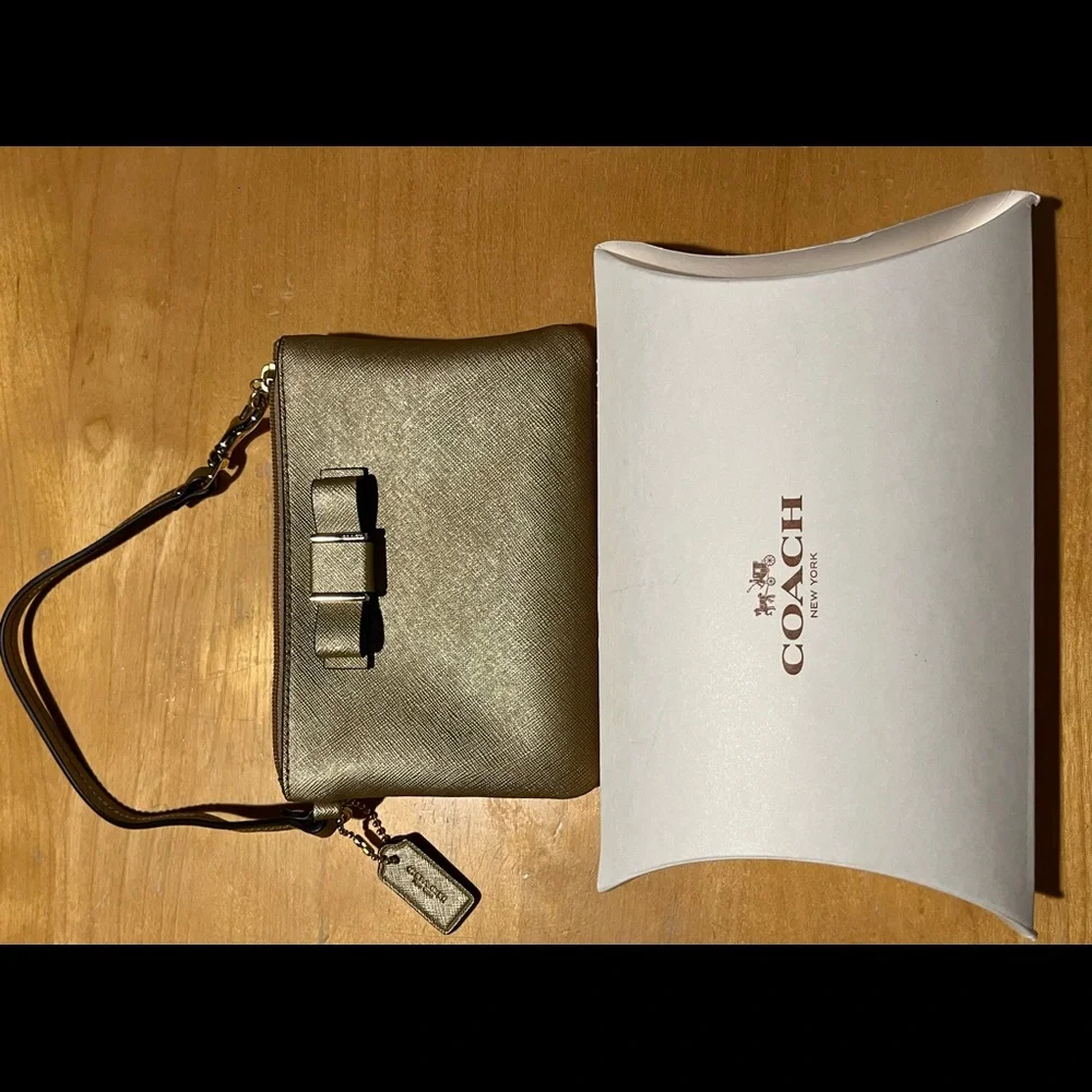 Coach Darcy Gold Wristlet with Box - Picture 1 of 8